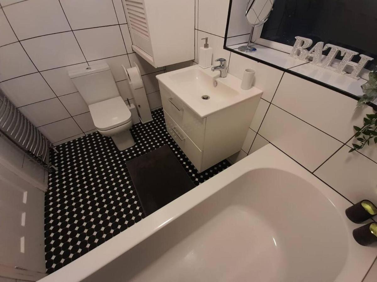 Vila Bright 4-Bed House 15 Min To Manchester Centre Exteriér fotografie
